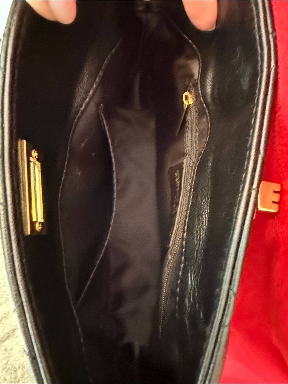 Classic Quilted Black Shoulder Bag with Gold Chain Accents - Picture 5 of 16